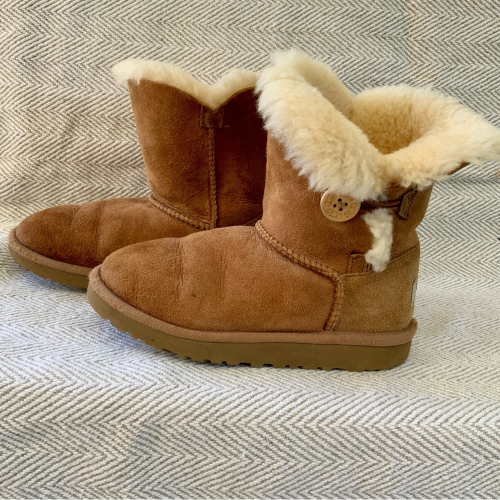 Ugg Bailey II Button Boots in Chestnut